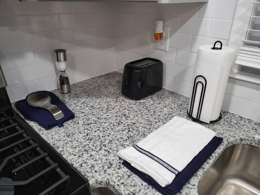 Rare Find! Private Heated Pool & Spa - Entire Home Near Atl City Center アトランタ エクステリア 写真