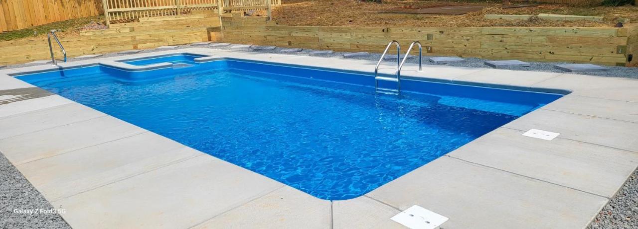 Rare Find! Private Heated Pool & Spa - Entire Home Near Atl City Center アトランタ エクステリア 写真