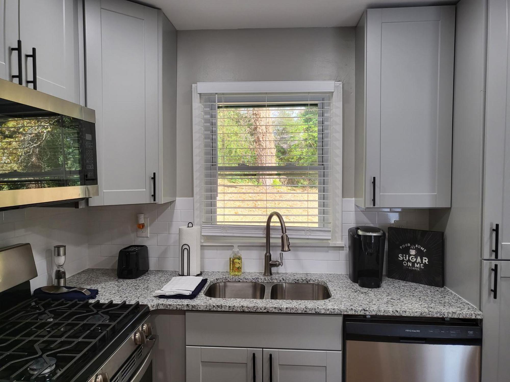 Rare Find! Private Heated Pool & Spa - Entire Home Near Atl City Center アトランタ エクステリア 写真
